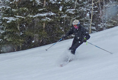 Grace Voss skiing down Assessment Trail on a snowy morning